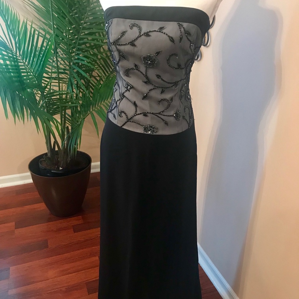 Floorlength strapless gown
